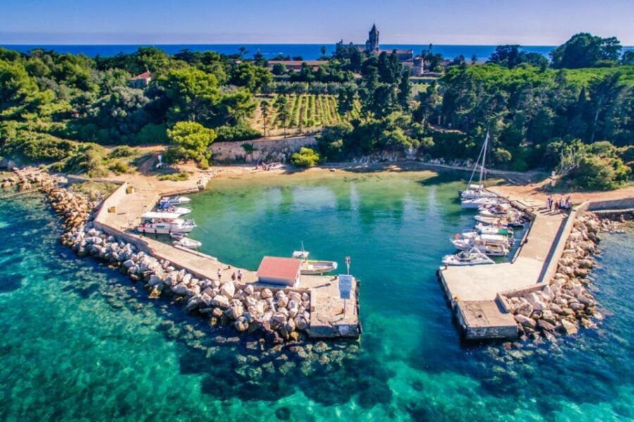 Cannes: Boat trip without a license to the Lerins Islands - The coast intro: Cannes by sea for about an hour
